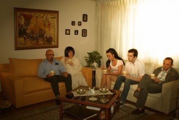 "Equivoca Fuga de señlorita apretando un pañuelo de encaje contra su pecho" "Equivoca Fuga de señlorita apretando un pañuelo de encaje contra su pecho"